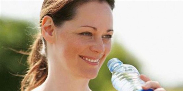 Foto - Suyu neden oturarak içiyoruz?