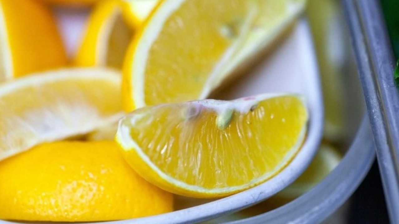 Foto - Suyunu sıkıp çöpe atıyorduk ama..! Limon kabuğunun faydası açıklandı