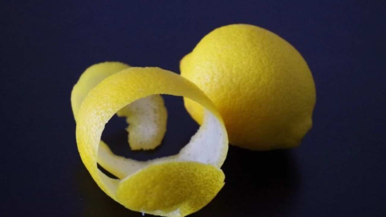 Suyunu sıkıp çöpe atıyorduk ama..! Limon kabuğunun faydası açıklandı