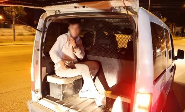 Foto - Tabancayla yakalandı, polis otosundaki yeri beğenmedi