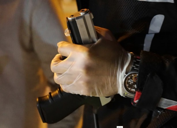 Foto - Tabancayla yakalandı, polis otosundaki yeri beğenmedi