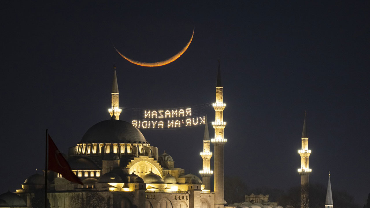 Tabloluk manzara! İstanbul’da Ramazan hilali mest etti
