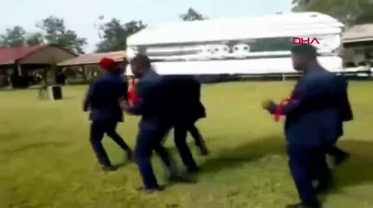 Foto - Tabutla dans eden adamlardan Türkiye'ye çağrı: Kurallara uyun yoksa...