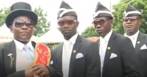 Foto - Tabutla dans eden adamlardan Türkiye'ye çağrı: Kurallara uyun yoksa...