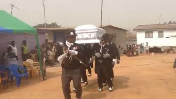 Foto - Tabutla dans eden adamlardan Türkiye'ye çağrı: Kurallara uyun yoksa...