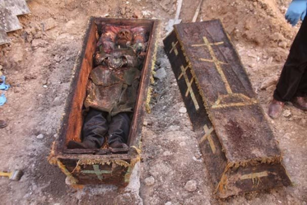 Foto - Tabutu bulunan Rus askerin cesedi bozulmadı, çünkü...