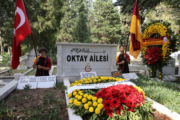 Foto - "Taçsız Kral" lakaplı Metin Oktay kabri başında anıldı