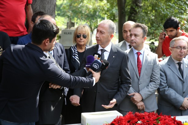 Foto - "Taçsız Kral" lakaplı Metin Oktay kabri başında anıldı