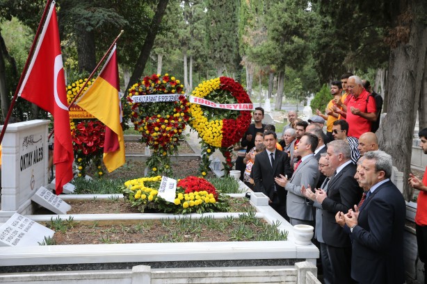 "Taçsız Kral" lakaplı Metin Oktay kabri başında anıldı