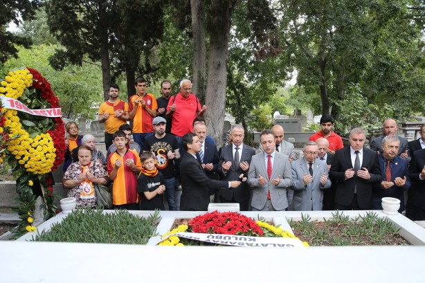Foto - "Taçsız Kral" lakaplı Metin Oktay kabri başında anıldı