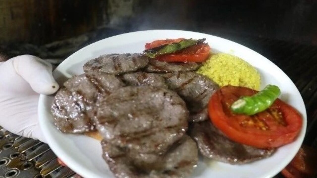 Foto - Tadı diğerlerinden çok farklı! 39 yıllık köfteci pişirme yöntemini açıkladı