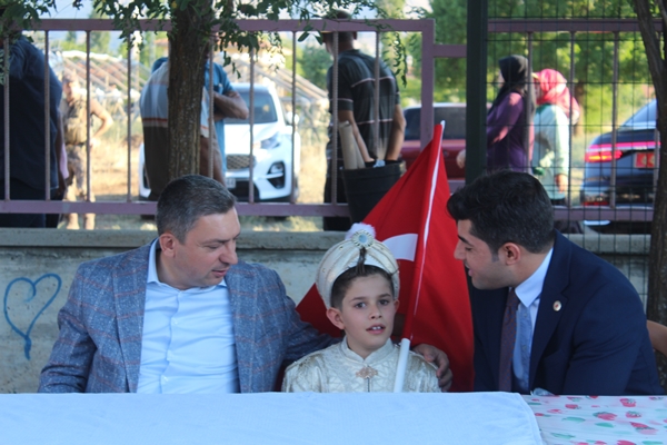 Foto - Takdir toplayan hareket! Makam aracını sünnet olan şehit oğluna tahsis etti