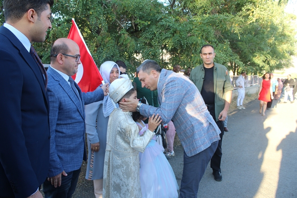 Foto - Takdir toplayan hareket! Makam aracını sünnet olan şehit oğluna tahsis etti