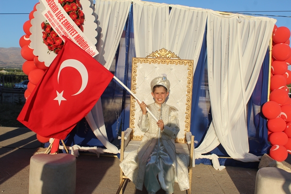 Foto - Takdir toplayan hareket! Makam aracını sünnet olan şehit oğluna tahsis etti