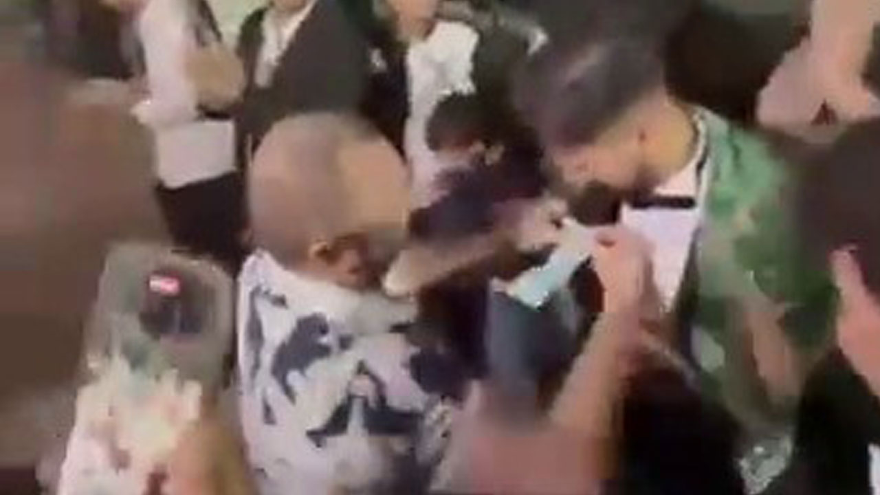 Foto - Takı töreninde şaşırtan an! Damadın yakasına altın yerine çek taktı