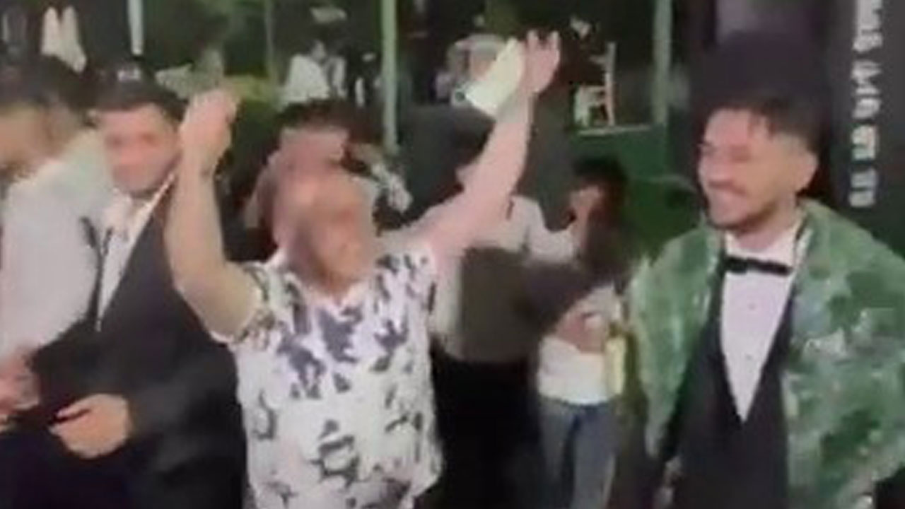 Foto - Takı töreninde şaşırtan an! Damadın yakasına altın yerine çek taktı