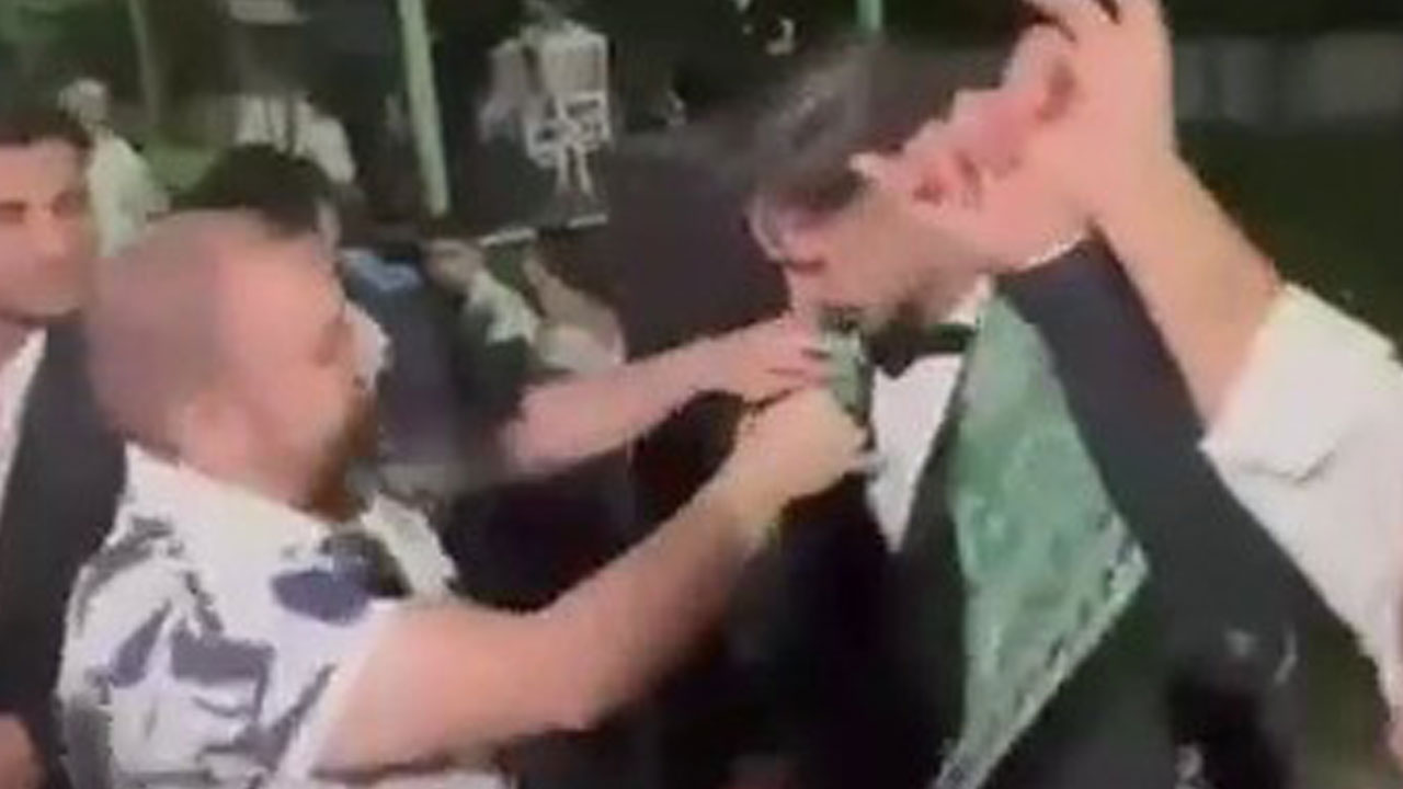 Foto - Takı töreninde şaşırtan an! Damadın yakasına altın yerine çek taktı