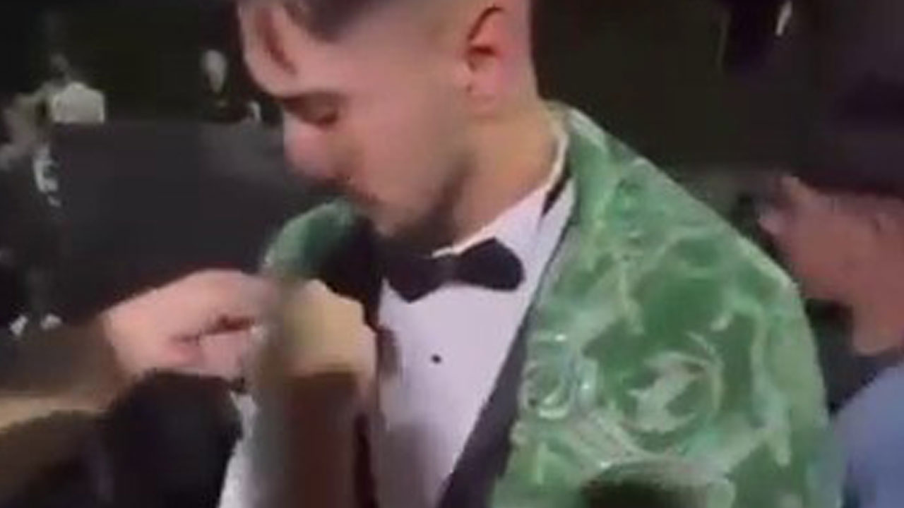 Foto - Takı töreninde şaşırtan an! Damadın yakasına altın yerine çek taktı