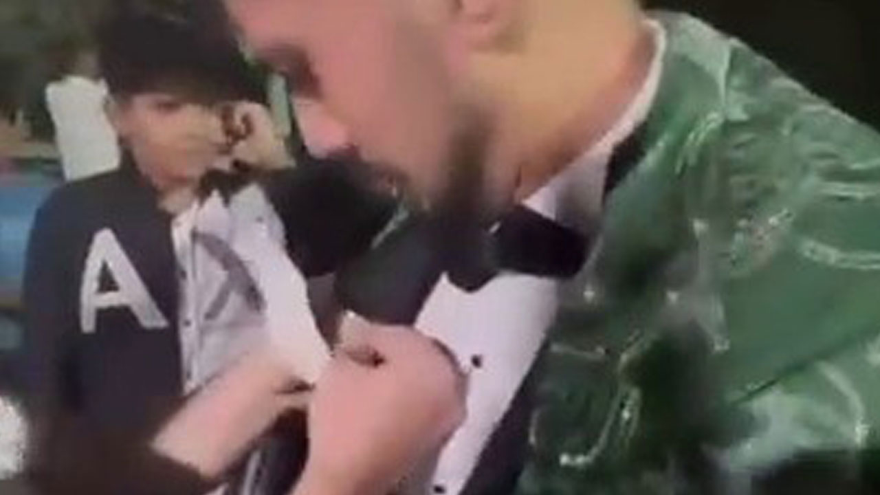 Takı töreninde şaşırtan an! Damadın yakasına altın yerine çek taktı