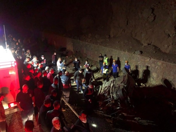 Foto - Takla atan araç bu hale geldi! 3 ölü 2 yaralı