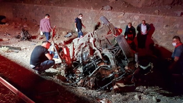 Foto - Takla atan araç bu hale geldi! 3 ölü 2 yaralı