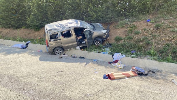 Takla atan hafif ticari araç 30 metre sürüklendi