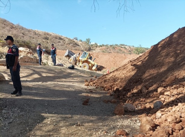 Foto - Takla atan kepçenin altında kalan operatör hayatını kaybetti