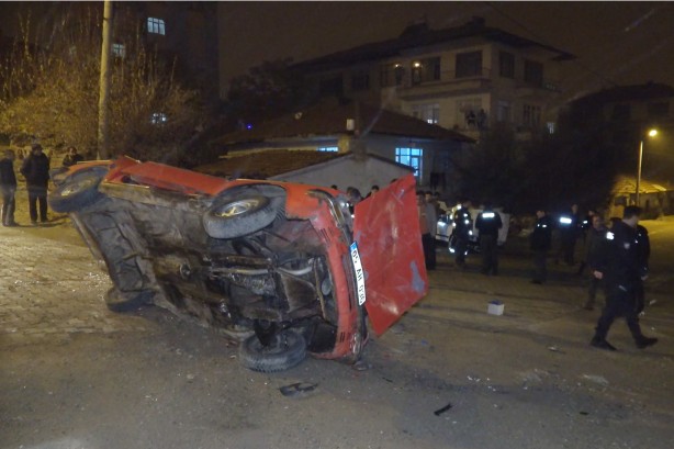 Foto - Takla atan otomobil başka bir aracın üstüne düştü!