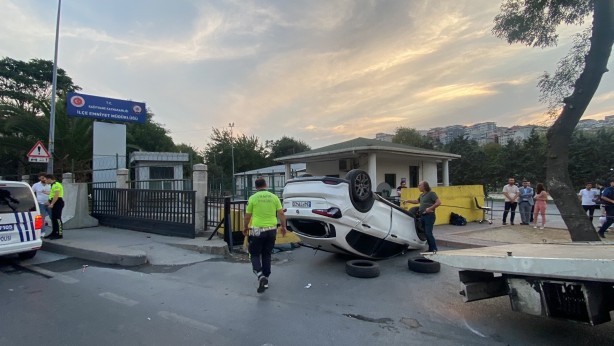 Foto - Takla atan otomobil Emniyet Müdürlüğü'nün önüne uçtu!