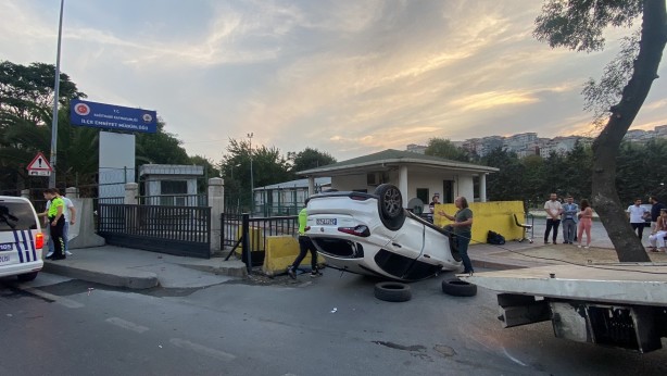 Foto - Takla atan otomobil Emniyet Müdürlüğü'nün önüne uçtu!