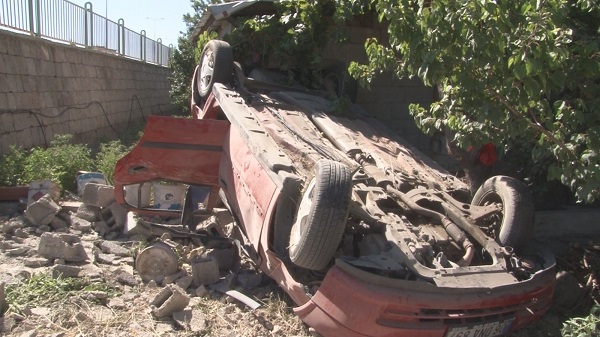 Foto - Takla atan otomobil eve girdi