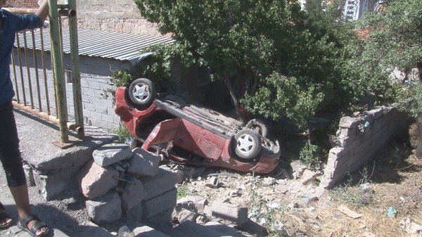 Foto - Takla atan otomobil eve girdi