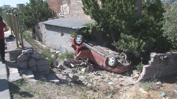 Foto - Takla atan otomobil eve girdi