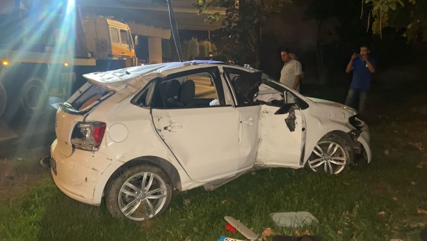 Foto - Takla atan otomobil köprü duvarına çarptı