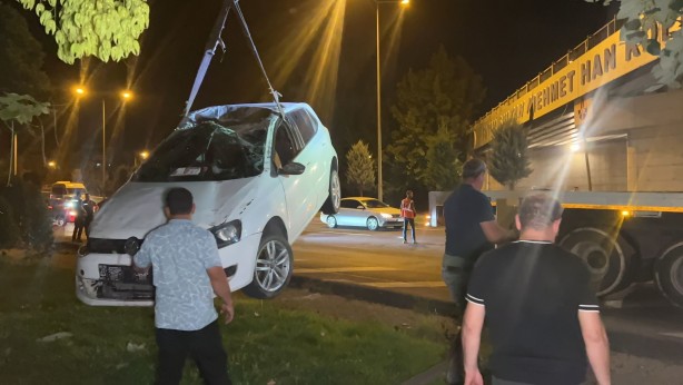 Foto - Takla atan otomobil köprü duvarına çarptı