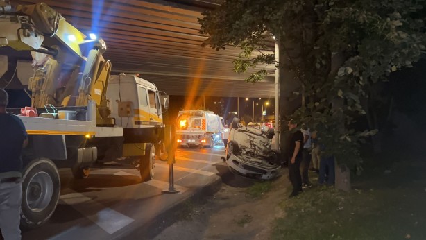 Takla atan otomobil köprü duvarına çarptı