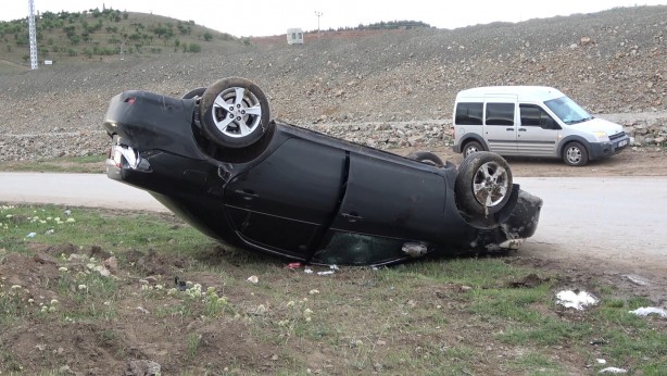 Foto - Takla atan otomobil ters döndü: Yaralılar var
