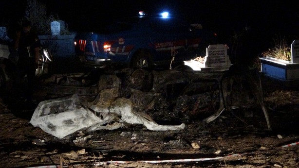 Foto - Takla atan otomobilde sıkışan sürücü yanarak can verdi!