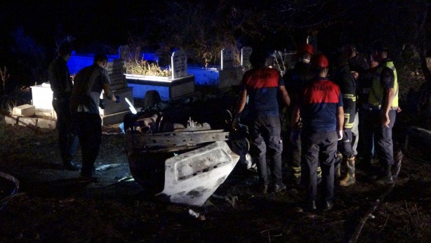 Foto - Takla atan otomobilde sıkışan sürücü yanarak can verdi!