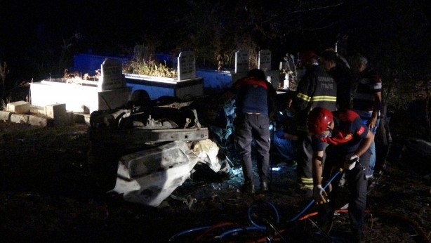 Foto - Takla atan otomobilde sıkışan sürücü yanarak can verdi!