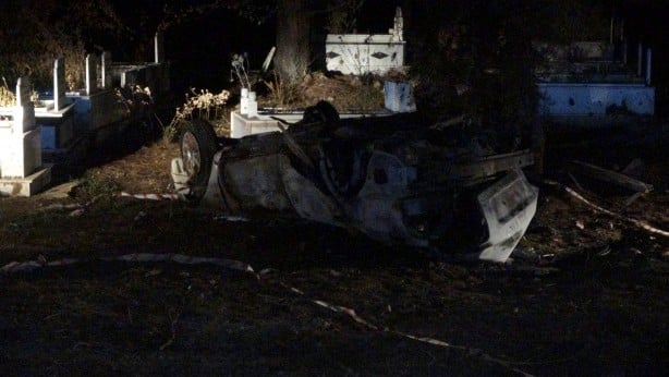 Takla atan otomobilde sıkışan sürücü yanarak can verdi!