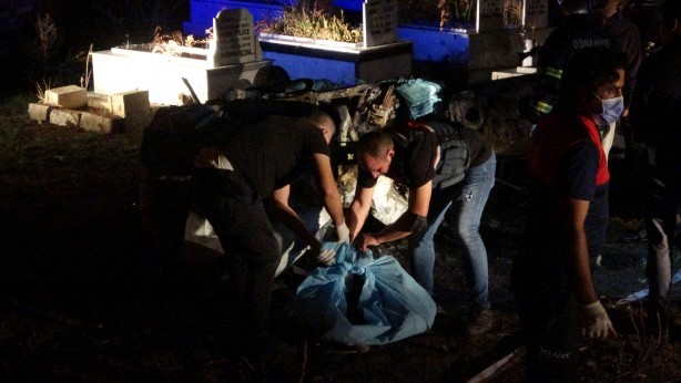 Foto - Takla atan otomobilde sıkışan sürücü yanarak can verdi!