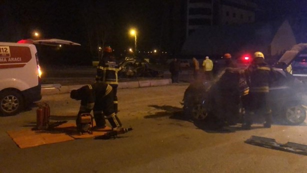 Foto - Takla atan otomobilde sıkışan sürücüyü itfaiye kurtardı