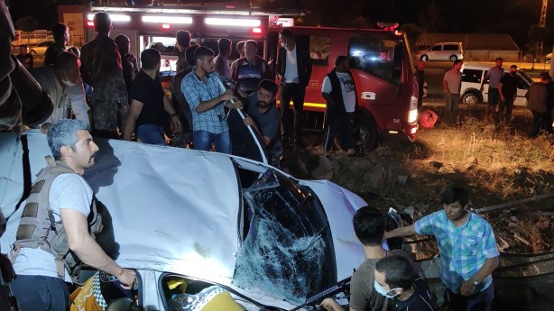 Taklalar atan otomobil eve çarparak durabildi: 1 ölü, 1 yaralı