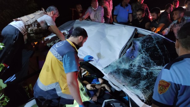 Foto - Taklalar atan otomobil eve çarparak durabildi: 1 ölü, 1 yaralı