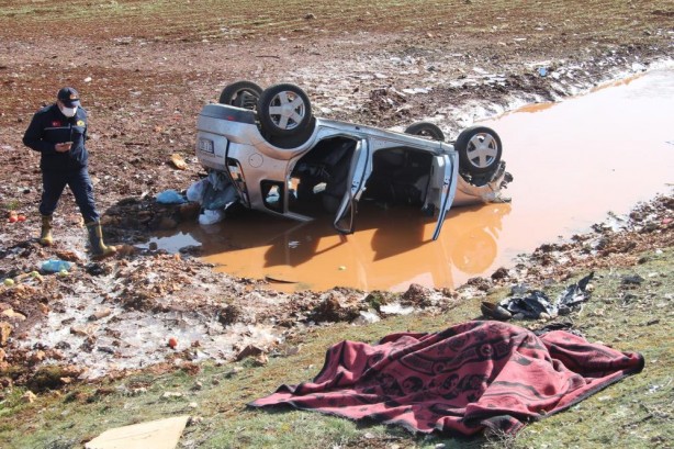 Foto - Taklalar atıp şarampole uçtu! Ölü ve yaralılar var