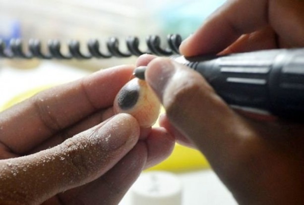 Foto - Takma göz nasıl yapılıyor, görmüş müydünüz?