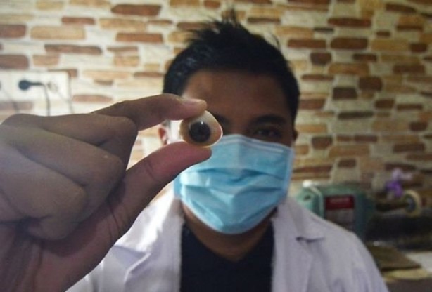 Foto - Takma göz nasıl yapılıyor, görmüş müydünüz?