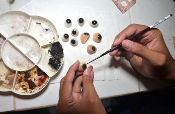 Foto - Takma göz nasıl yapılıyor, görmüş müydünüz?