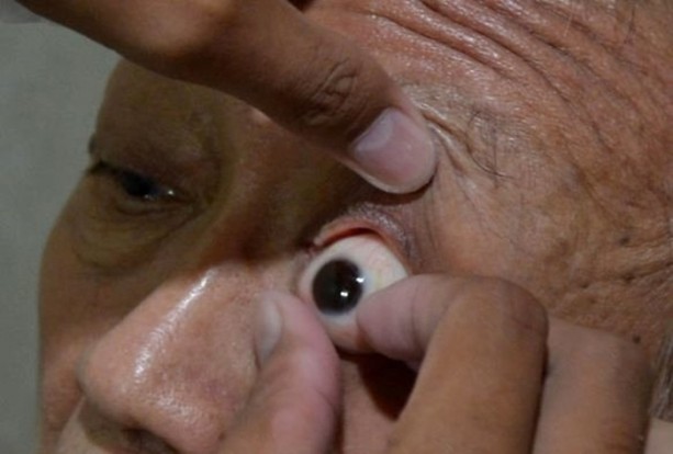 Foto - Takma göz nasıl yapılıyor, görmüş müydünüz?
